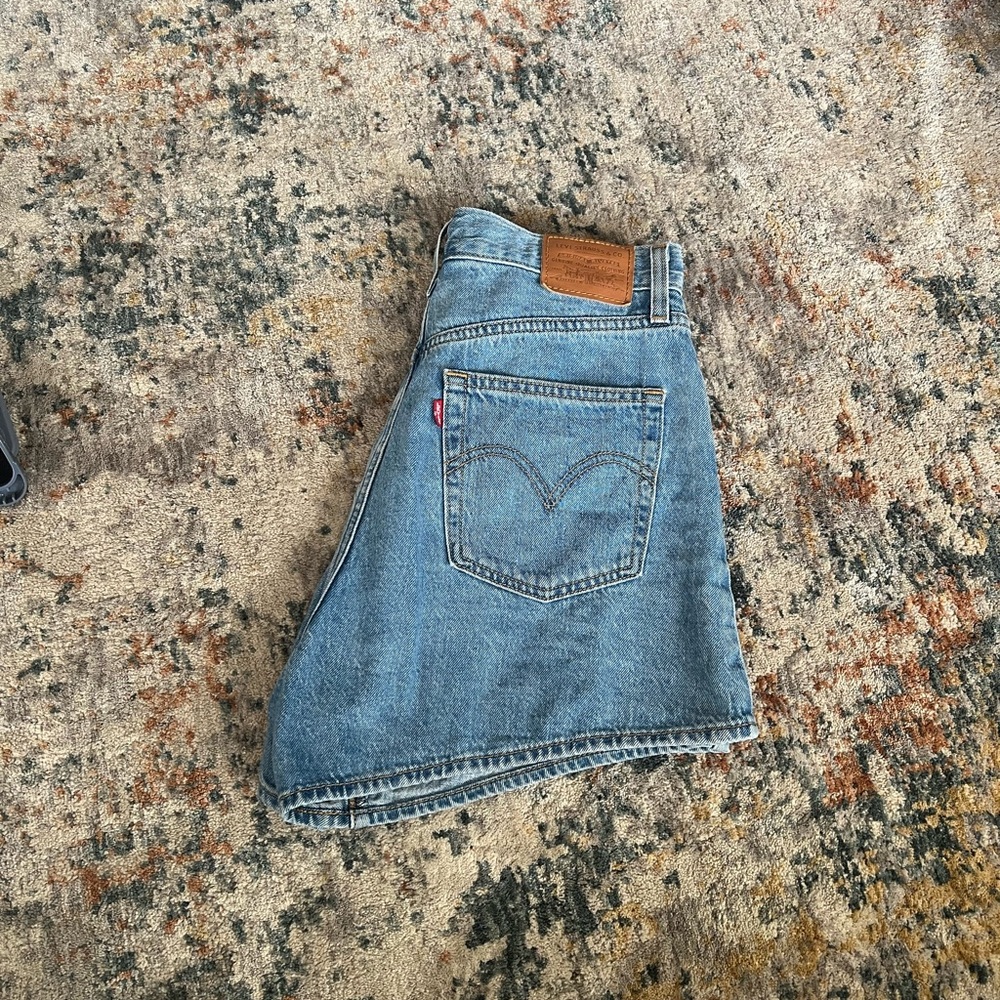 Levi’s High Loose Shorts 28